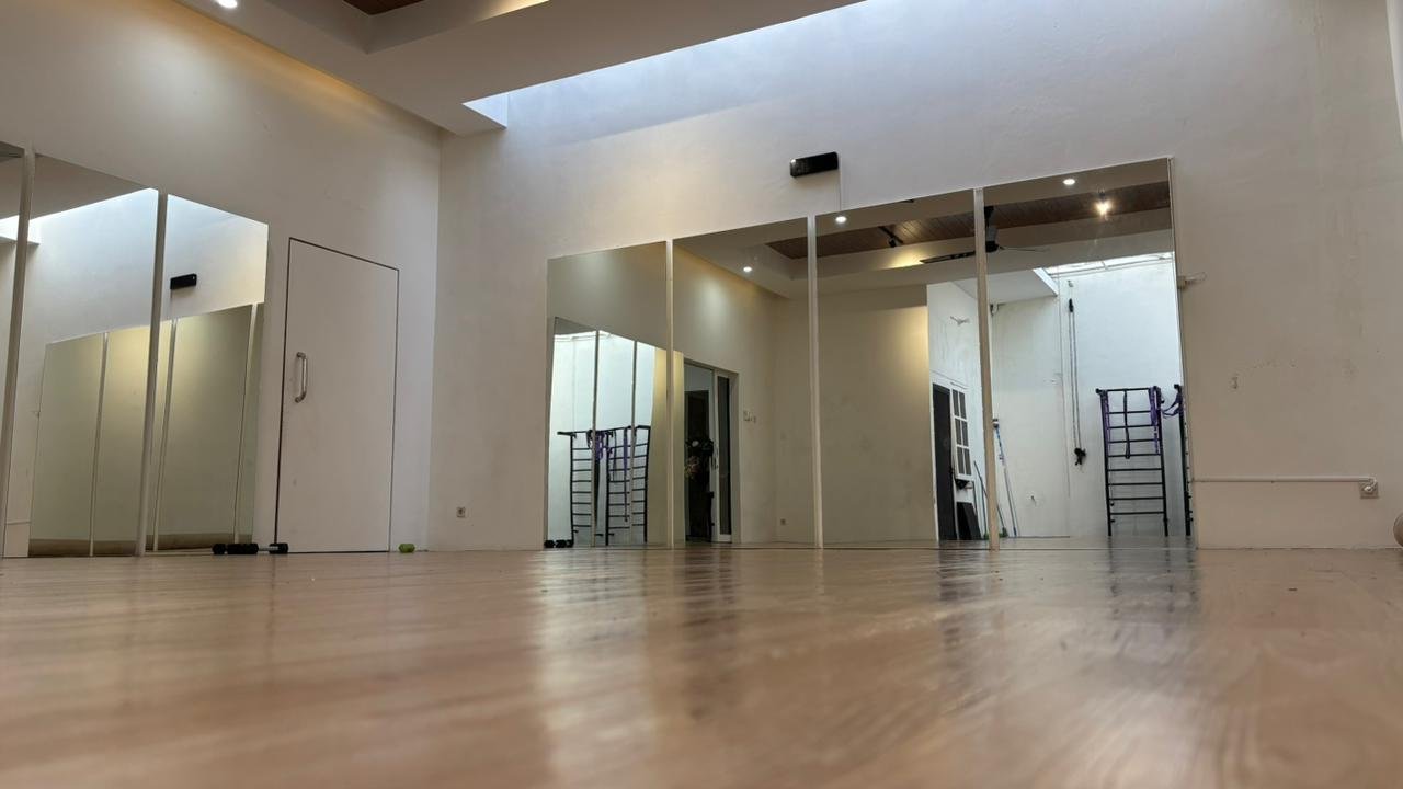 Kelas pilates wanita di NIKIFIT Gresik